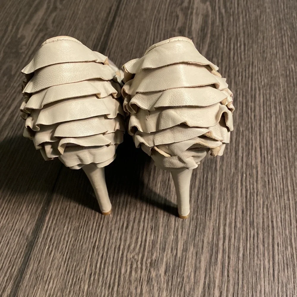 Badgley Mischka Leather Ruffle Stiletto 5” Heel Pumps . Size 9.